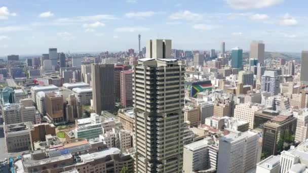 Drone Beelden Van Johannesburg Stad Met Zuid Afrikaanse Vlag — Stockvideo