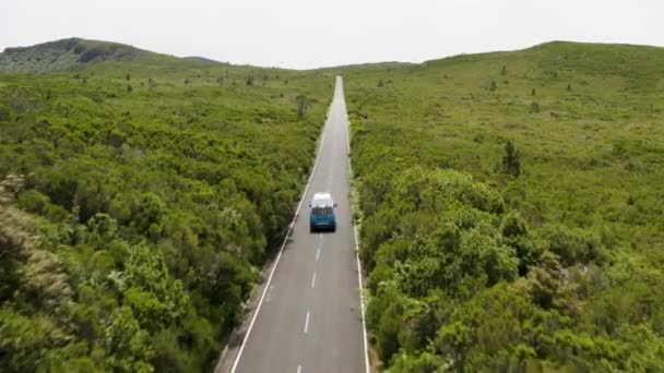 Hermosa Toma Aérea Después Una Camioneta Camper Una Carretera Panorámica — Vídeo de stock