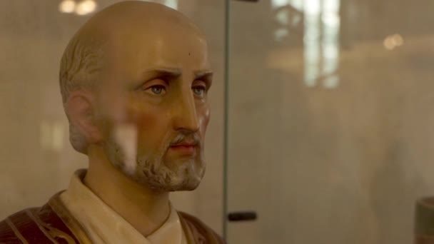 Estatua San Ignacio Loyola Detrás Del Vidrio — Vídeos de Stock