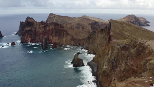 Aerial Vliegt Avonds Richting Sao Laurenco Laat Prachtige Kustlijn Zien — Stockvideo