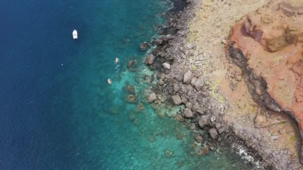 Antenne Vliegt Boven Kajakkers Van Sao Laurenco Madeira — Stockvideo