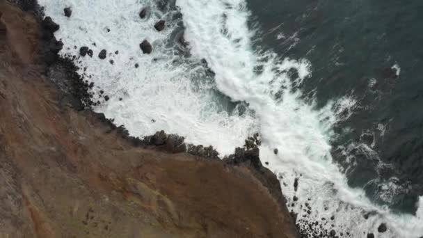 Aerial Stigande Motklocka Ovanför Klipporna Sao Laurenco Madeira — Stockvideo