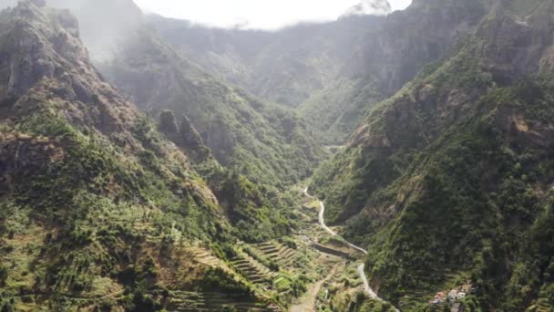 Aerial Está Voando Para Trás Mostrando Bela Paisagem Serra Água — Vídeo de Stock