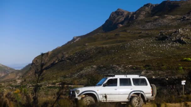 Slow Motion Pan Suv Conduisant Sur Une Route Rocheuse Avec — Video