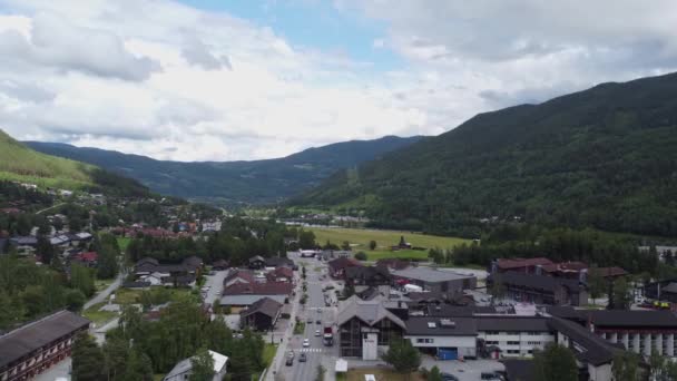 Dálnice Přes Centrum Města Gol Slunečného Letního Odpoledne Letecký Pohled — Stock video