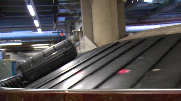 Resväskor Passerar Flygplatsen Tunnelbana Bagage Transportband Flygplatstransportband — Stockvideo