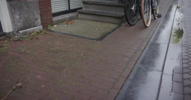 阿姆斯特丹荷兰 停放在运河街石阶旁边通往运河屋的自行车 红色武器相机和Movi Pro上移动的Gimbal镜头 — 图库视频影像