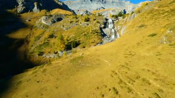 Fpv Drone Avvicina Bella Cascata Nella Valle Tieche Vicino Crans — Video Stock
