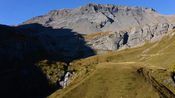 Vodopád Proudící Údolí Tieche Slunečného Dne Les Faverges Summit Pozadí — Stock video