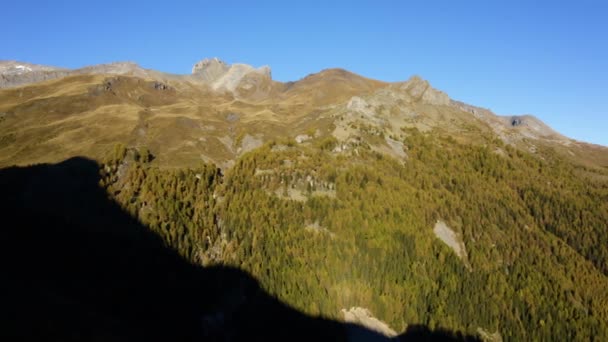 瑞士瓦莱市的一个阳光明媚的秋日 克拉伦斯 蒙大拿州斯基市附近拉铁切山谷的山坡森林度假胜地 — 图库视频影像