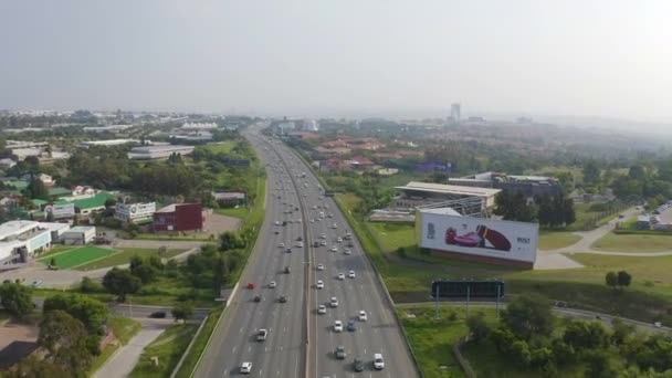 Drónfelvételek Autópályán Való Vezetésről Johannesburgban Dél Afrikában — Stock videók