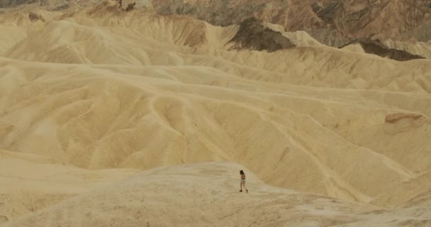 Luchtfoto Van Een Jong Meisje Wandelend Door Death Valley Woestijn — Stockvideo