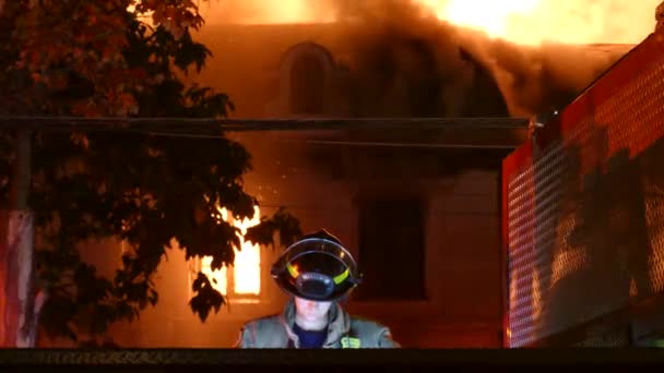 Пожарный Заполняет Бумаги Месте Пожара Торонто Канада — стоковое видео