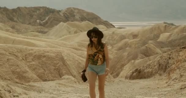 Mladá Brunetka Dívka Procházející Pouští Death Valley — Stock video