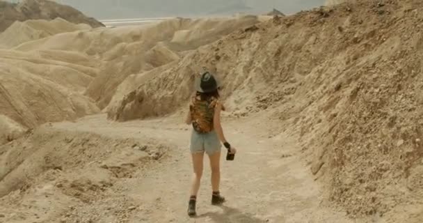 若いですブルネット女の子歩くとザデス バレー砂漠で晴れた日に — ストック動画