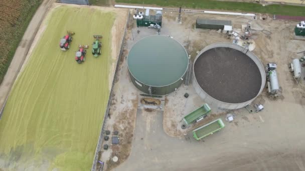 Vue Aérienne Surplombant Les Tracteurs Travaillant Dans Une Usine Biomasse — Video