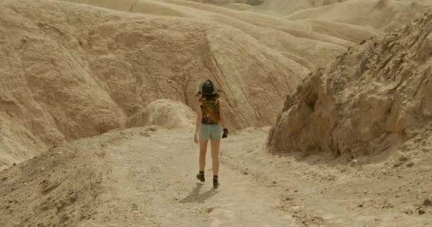 Młoda Brunetka Spacerująca Górskim Krajobrazie Zabriskie Point Pustyni Doliny Śmierci — Wideo stockowe