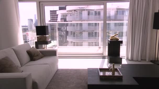 鹿特丹荷兰奢华的天际线公寓内部与天际线景观 多利轨道相机的运动 — 图库视频影像