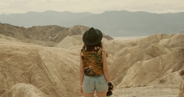 ザブリスキー ポイントのデスバレー砂漠の風景を見ている若い女の子 — ストック動画
