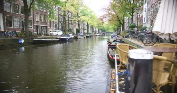 Amsterdam Canal Dos Países Baixos Câmara Inclinar Partir Barco Terraço — Vídeo de Stock