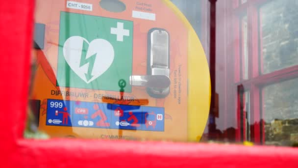 Dispositivo Defibrillatore Cardiologia Emergenza Medica Nella Vecchia Cabina Telefonica Del — Video Stock