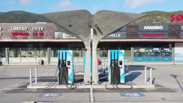 Künstlerisches Hochgeschwindigkeits Ladegerät Für Elektroautos Mer Ladestation Bei Flaa Norway — Stockvideo