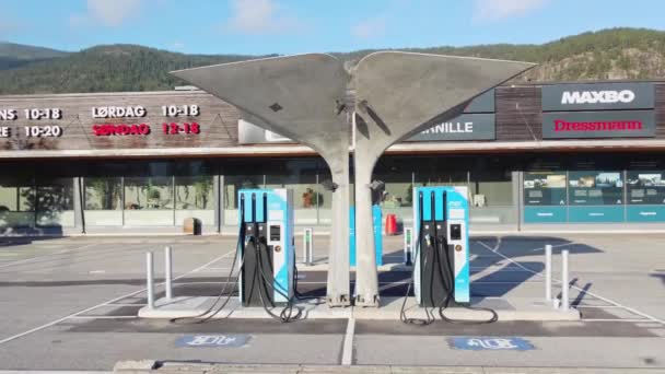 Elektroauto Ladestation Flaa Norwegen Drehen Ladestation Mit Künstlerischem Dach Sommertag — Stockvideo