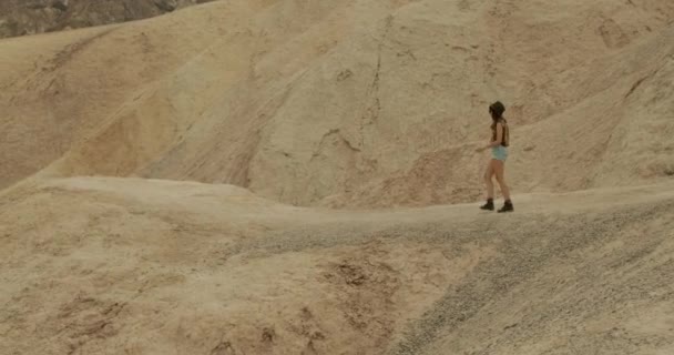 Gadis Muda Berjalan Melalui Gurun Death Valley Zabriskie Point Lanskap — Stok Video