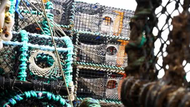 Gestapelte Leere Fischereiindustrie Hummernetze Körbe Nahaufnahme Dolly Links — Stockvideo