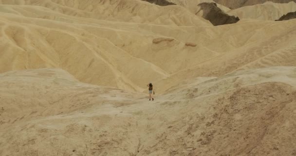 Luchtfoto Van Een Jong Meisje Wandelend Door Death Valley Woestijn — Stockvideo