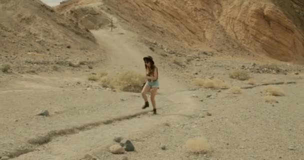 Ung Flicka Går Genom Zabriskie Point Landskap Death Valley Öknen — Stockvideo