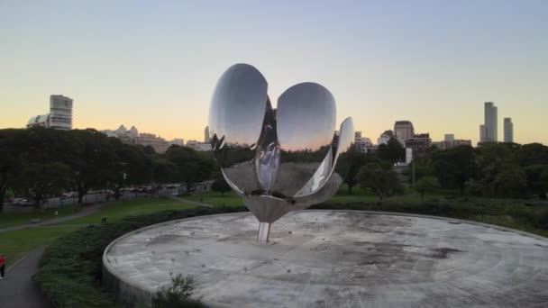 Drone Baixo Nível Voa Torno Uma Escultura Flor Minimalista Metálica — Vídeo de Stock