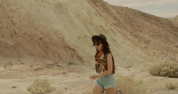 Joven Chica Morena Caminando Por Desierto Del Valle Muerte Paisaje — Vídeo de stock