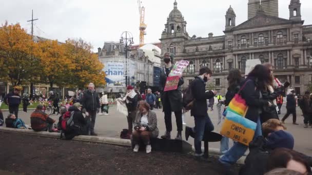 Группа Протестующих Сидящих Отдыха Площади Джорджа Глазго — стоковое видео