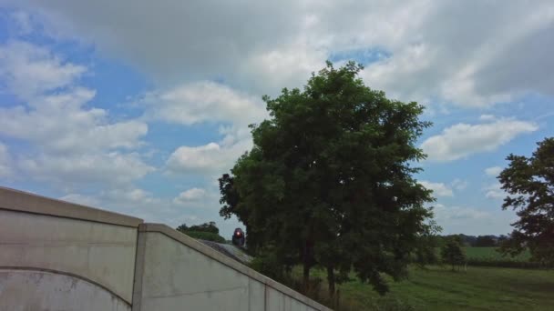 Vista Antiguo Motor Vapor Restaurado Acercándose Deteniéndose Puente Desde Ángulo — Vídeo de stock