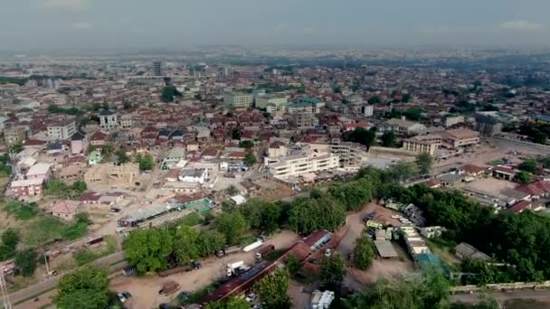 西アフリカのナイジェリアのガン州にあるアベオクタ町の空中飛行 — ストック動画