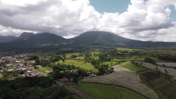 Långsam Luftlandning Kamera Rörelse Mot Gigantiska Bergskedjan Norra Costa Rica — Stockvideo