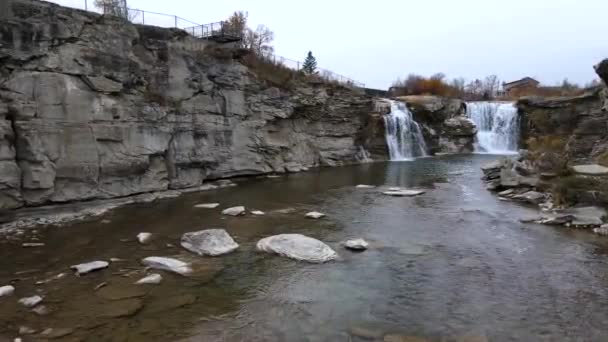 Slo Luftaufnahme Nähert Sich Lundbreck Wasserfällen Südlichen Alberta Kanada Filmaufnahmen — Stockvideo