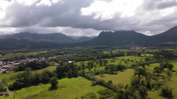 아레날 산봉우리 주위에 구름을 배경으로 궤도를 모습을 코스타리카의 — 비디오