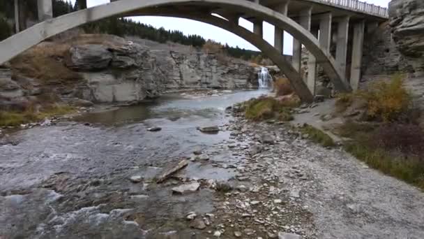 Colpo Aereo Slo Che Avvicina Alle Cascate Lundbreck Mentre Vola — Video Stock