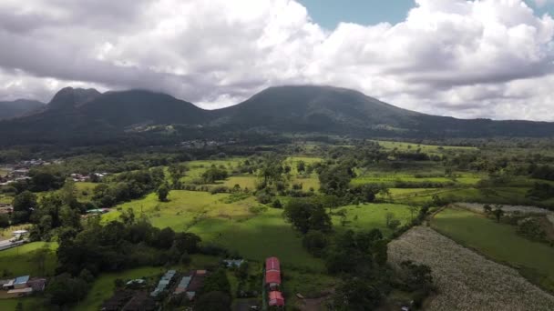 Fortuna Daki Devasa Dağ Sırasına Doğru Yavaşça Çekilen Kamera Hareketi — Stok video