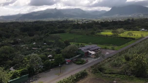 Images Aériennes Cinématographiques Orbitant Révélant Volcan Arenal Cerro Chato Arrière — Video