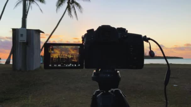 Eine Kamera Auf Einem Stativ Filmt Den Sonnenuntergang Strand Einer — Stockvideo