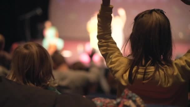 Dítě Tančí Zpomaleném Filmu Publiku Divadle Dívá Živý Koncert Holčička — Stock video