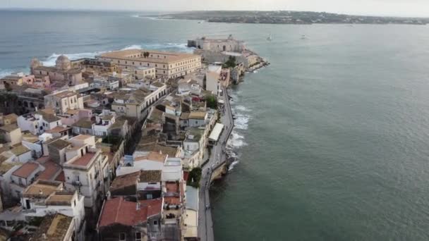 Flygfoto Kustpromenaden Till Sicilianska Slottet Spetsen Ortigia Island — Stockvideo