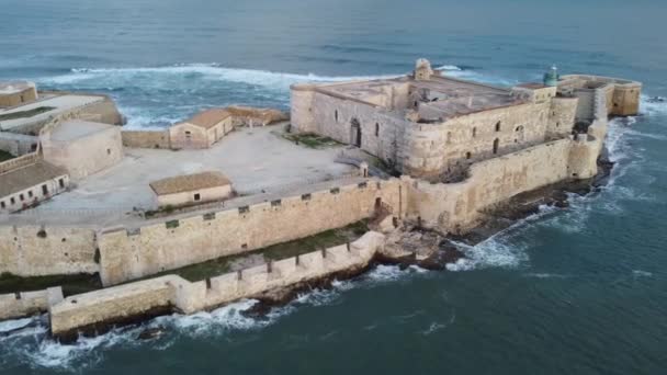 Niedrige Antenne Der Burg Und Des Leuchtturms Von Syrakus Mittelmeer — Stockvideo