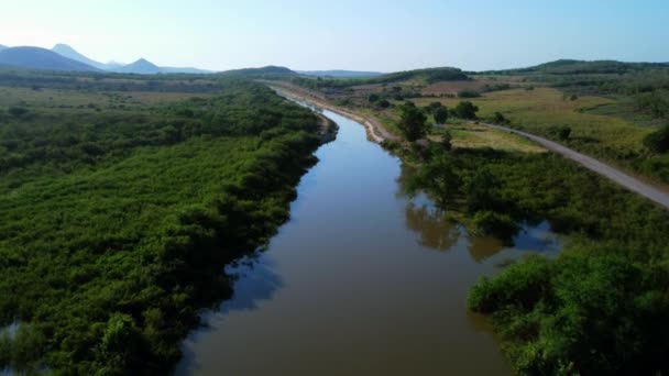 Canal Estrada Para Lago Céu Azul — Vídeo de Stock