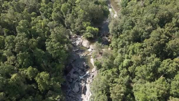 在澳大利亚昆士兰州北部凯恩斯 巴宾达溪被茂密的林地环绕在巨石阵的风景区 空中飞行 — 图库视频影像