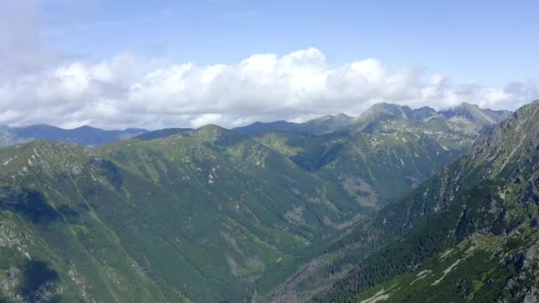 Panoramische Opname Van Wolken Schaduwen Groene Bergtoppen Naast Top Van — Stockvideo