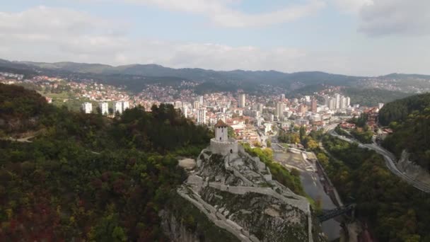 Uzice Festning Cityscape Serbia Utsikt Middelalderens Landemerke Sunny Valley Droneskudd – stockvideo